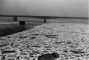 Winter 1986/1987. Zicht vanaf de IJsselbrug op het ijs-water.