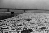 Winter 1986/1987. Zicht vanaf de IJsselbrug op het ijs-water.
