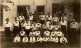 De heren en jongens afdeling van de Gymnastiek Vereniging Hattem (G.V.H.).
De foto is genomen op 28-05-1928.
G.V.H. opgericht in 1919.