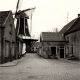 	  De Molenbelt met molen "De Fortuin" met het molenaarshuis waarin in 1932 de molenaar de heer C. van Loo woonde. Links vooraan bakker - kruidenier Ab (later Teo) Visser en rechts de boerderij van de gebroeders B.C. - J. en J.M. Blom.